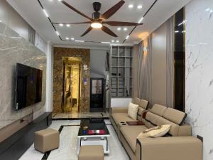 Ngọc Thuỵ- 40m-sổ vuông nét căng-6 tầng thang máy-vị trí Hồng Tiến